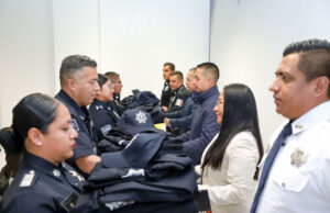 Entrega Edmundo Tlatehui uniformes a policías municipales