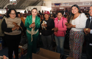 Paola Angon encabeza la segunda entrega de apoyos a mujeres productoras cholultecas