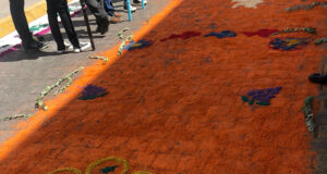 Cholultecas mantienen tradición y colocan alfombras para el Viernes Santo