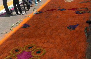 Cholultecas mantienen tradición y colocan alfombras para el Viernes Santo