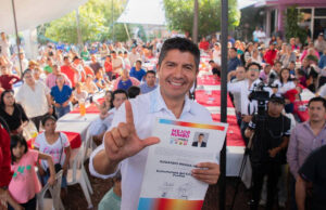 Eduardo Rivera recibe constancia como candidato a la gubernatura de Puebla