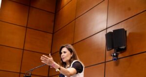 Blanca Alcalá encabeza foro: “Economía y cultura”