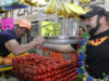 Locatarios del mercado Cosme del Razo reciben con afecto a Isauro López “Chawaro”