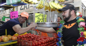 Locatarios del mercado Cosme del Razo reciben con afecto a Isauro López “Chawaro”