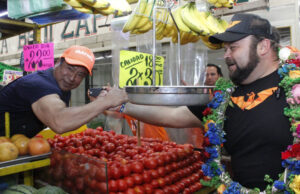 Locatarios del mercado Cosme del Razo reciben con afecto a Isauro López “Chawaro”