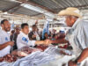 Lalo Rivera recorre la central de abasto de Tepeaca