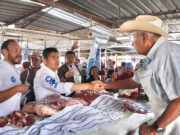 Lalo Rivera recorre la central de abasto de Tepeaca