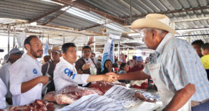 Lalo Rivera recorre la central de abasto de Tepeaca