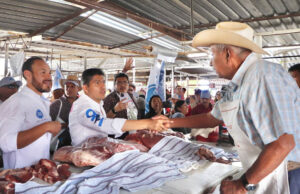 Lalo Rivera recorre la central de abasto de Tepeaca