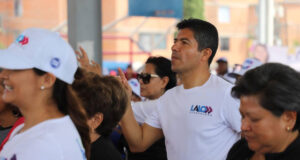 Lalo Rivera promete mejorar el servicio de salud y apoyar a mujeres emprendedoras