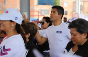 Lalo Rivera promete mejorar el servicio de salud y apoyar a mujeres emprendedoras