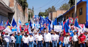 Humberto Aguilar acompaña a Filomeno Sarmiento en caminata en San Lorenzo Almecatla