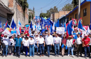 Humberto Aguilar acompaña a Filomeno Sarmiento en caminata en San Lorenzo Almecatla