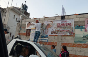 Denuncian a brigadistas de Morena por retiro de lonas de Roxana Luna