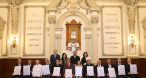 Reconocen a organizadores de la Procesión de Viernes Santo como poblanos y poblanas distinguidos