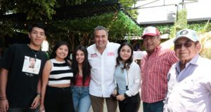 Victor Galeazzi y Ray Cuautli recorren la avenida Orión Sur en la Reserva Territorial Atlixcáyotl.