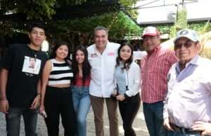 Victor Galeazzi y Ray Cuautli recorren la avenida Orión Sur en la Reserva Territorial Atlixcáyotl.