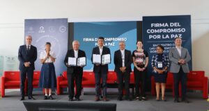 Firma Lalo Rivera compromiso por la paz