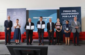 Firma Lalo Rivera compromiso por la paz