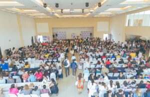 Mujeres cholultecas arropan a Roxana Luna