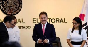 Recibe Nacho Mier constancia como senador