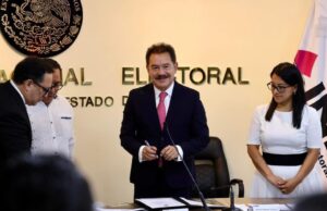 Recibe Nacho Mier constancia como senador