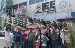 Representantes de juntas auxiliares y barrios de San Pedro Cholula, clausuran oficinas del IEE