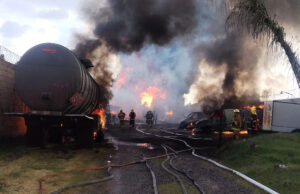 Se incendian cuatro autotanques de hidrocarburo en una bodega en Ocoyucan