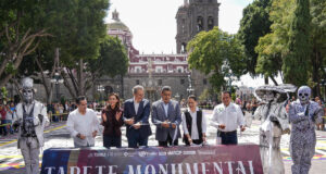 Inauguran Sergio Salomón y Pepe Chedraui primer tapete monumental en el Zócalo