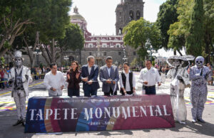 Inauguran Sergio Salomón y Pepe Chedraui primer tapete monumental en el Zócalo