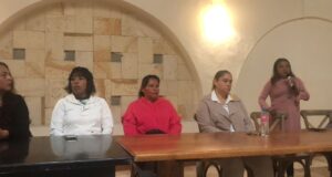 Mujeres cholultecas arropan a Tonantzin Fernández