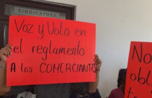 Nueva manifestación se presenta contra Paola Angon, protestan comerciantes de carretas