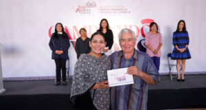 Entrega Lupita Cuautle auxiliares auditivos en San Andrés Cholula