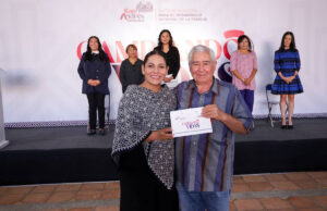 Entrega Lupita Cuautle auxiliares auditivos en San Andrés Cholula