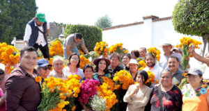 Entrega gobierno de San Pedro Cholula flores en panteones municipales