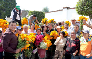 Entrega gobierno de San Pedro Cholula flores en panteones municipales
