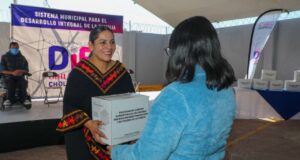 Lupita Cuautle entrega apoyos alimentarios a familias sanandreseñas