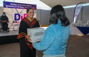 Lupita Cuautle entrega apoyos alimentarios a familias sanandreseñas