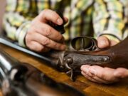 Por limpiar su arma hiere a su hija en Tonantzintla