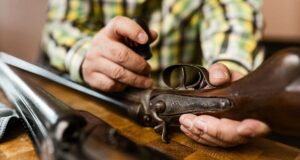 Por limpiar su arma hiere a su hija en Tonantzintla