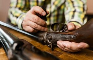 Por limpiar su arma hiere a su hija en Tonantzintla