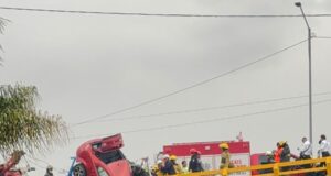 Por poco auto cae al vacío, una mujer pierde la vida.
