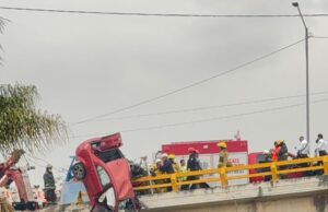 Por poco auto cae al vacío, una mujer pierde la vida.
