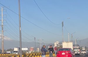 Ebrios invade sentido contrario en Periférico Ecológico