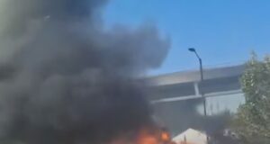 Camioneta se incendia en el Periférico Ecológico