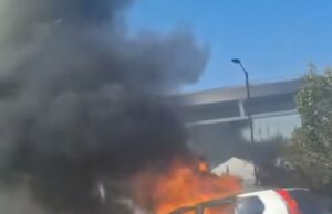 Camioneta se incendia en el Periférico Ecológico