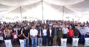 Lupita Cuautle encabeza segunda entrega de fertilizante a familias productoras