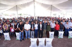 Lupita Cuautle encabeza segunda entrega de fertilizante a familias productoras