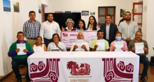 Tonantzin Fernández entrega apoyos económicos a adultos mayores con problemas auditivos