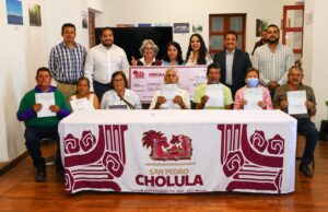 Tonantzin Fernández entrega apoyos económicos a adultos mayores con problemas auditivos